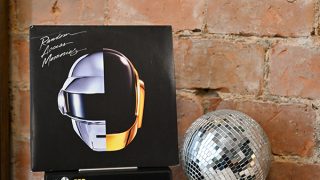 Menambahkan sentuhan Seni Visual Kala Vinyl Berputar