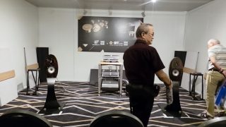 Dengar Musik, Obat Tokcer &  Menyenangkan Bagi Lansia