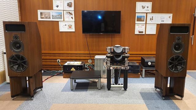 Menyimak Stereo – Menatapi Grand Canyon Melalui Jendela